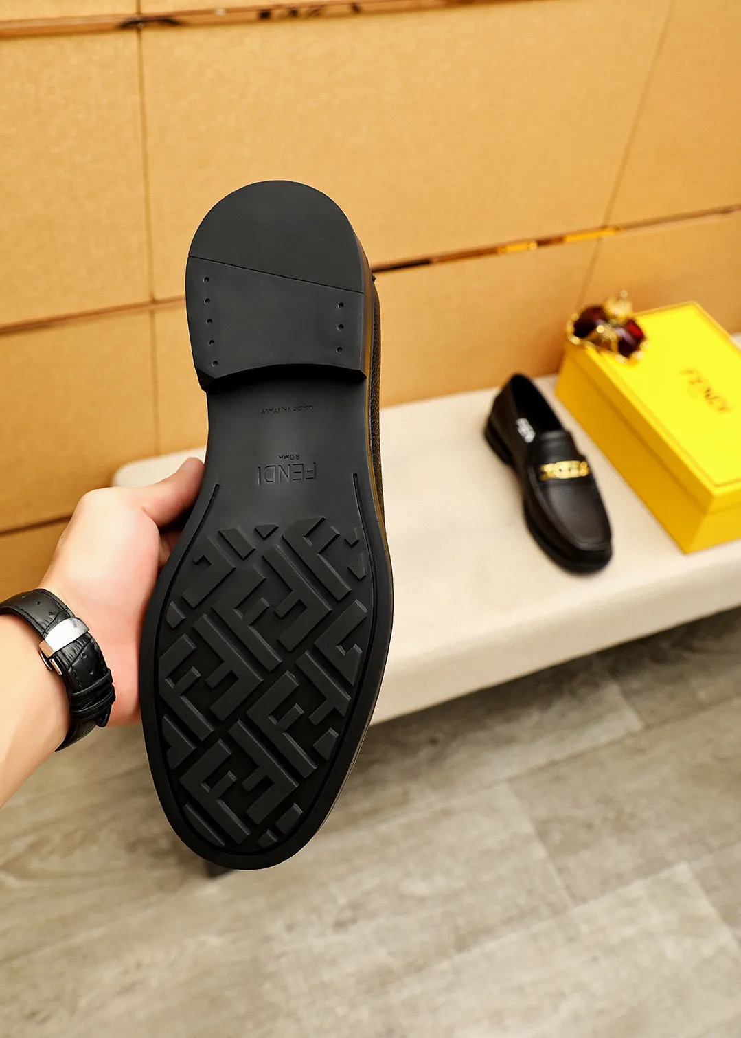 Men's shoes 💰460 💐 Product trademark: FENDI [Fendi] casual leather shoes Regular size: 38-44 (45🉑️customized) Product materials: Selected imported first-layer pebbled cowhide leather upper + luxury hardware buckle, imported cowhide lining. Strong three-dimensional visual effect, rubber outsole Color: 3⃣️colors available